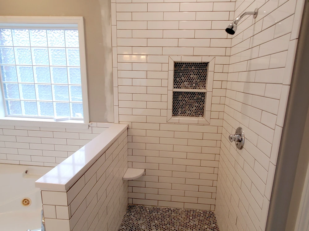 Tile shower and tub surround with a built-in niche